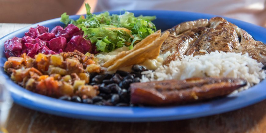 Casado aus Costa Rica auf einem Teller