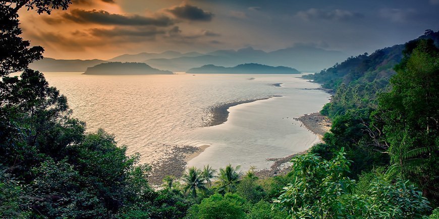 Sonnenuntergang und Regenwald auf Koh Chang