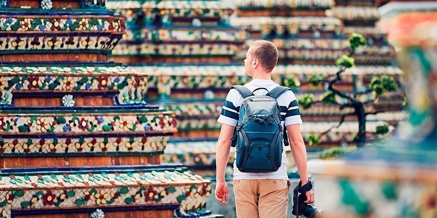 Mann bei der Erkundung des Wat Pho-Tempels in Bangkok