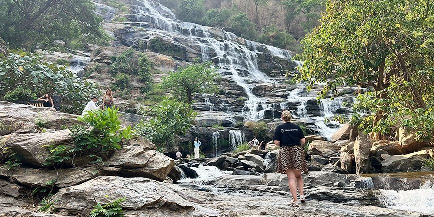 Michelle am Mae Ya-Wasserfall in Mae Sariang, Nordthailand