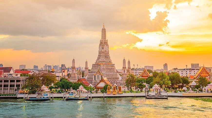 Sonnenuntergang über dem Wat Arun in Bangkok