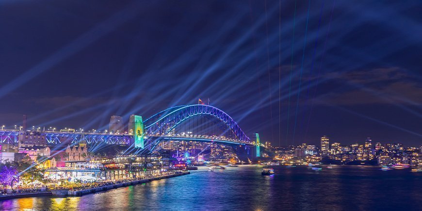 Lebendiges Lichtfestival in Sydney mit Lichtern über der Harbour Bridge