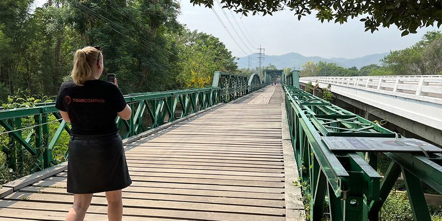 Michelle wandert auf der Ta Pai Brücke in der Nähe von Pai in Nordthailand