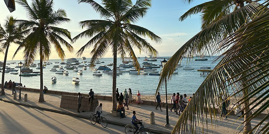 Blick auf das Wasser bei Sonnenuntergang in Stone Town