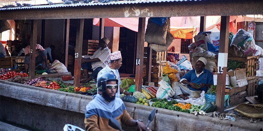 Männer verkaufen Waren auf dem Markt in Stone Town