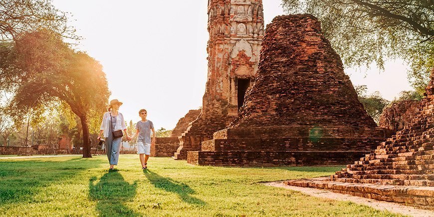 Mutter und Sohn beim Spaziergang in Ayutthaya, Thailand