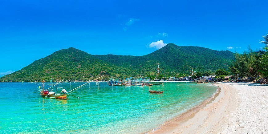 Schöner Strand und blauer Himmel auf Koh Phangan in Thailand