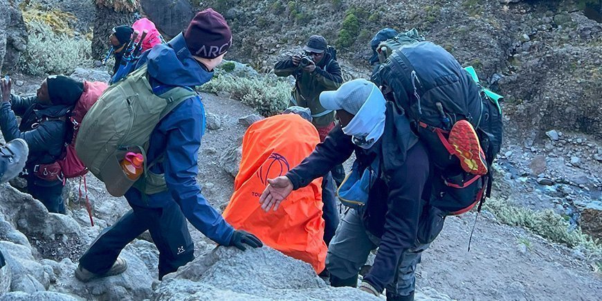 Führer hilft einem Bergsteiger