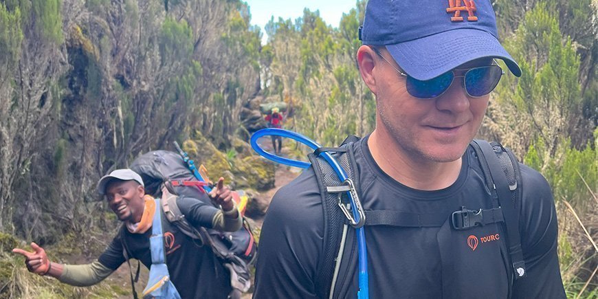 Glücklicher Führer auf dem Kilimandscharo