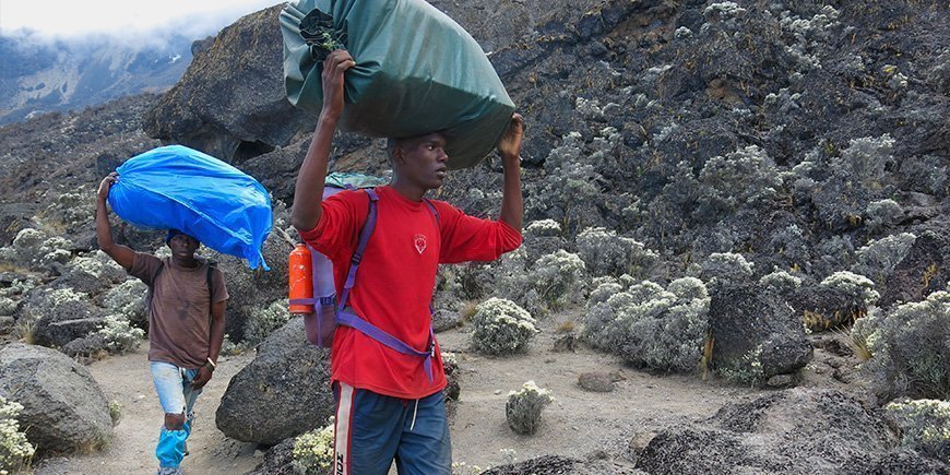 Gepäckträger auf dem Berg