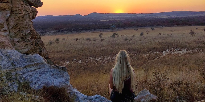 Frau mit Blick auf die schöne Aussicht im Isalo-Nationalpark
