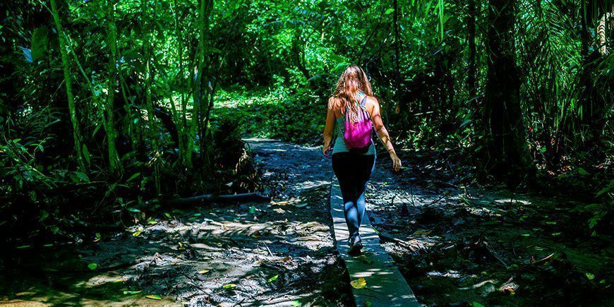 Frau wandert durch den Regenwald im Corcovado Nationalpark in Costa Rica