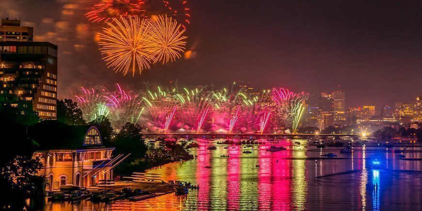 Farbenfrohes Feuerwerk über Boston am 4. Juli