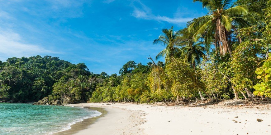 Blauer Himmel über dem Manuel Antonio Strand