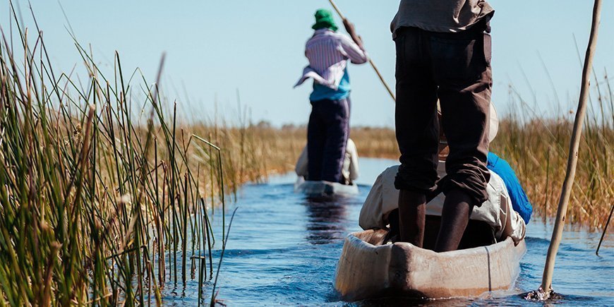 2 Mokoros (traditionelle Kanus) im Okavango-Delta in Botswana Delta in Botswana
