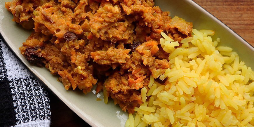 Südafrikanisches Gericht, Bobotie, serviert mit gelbem Reis