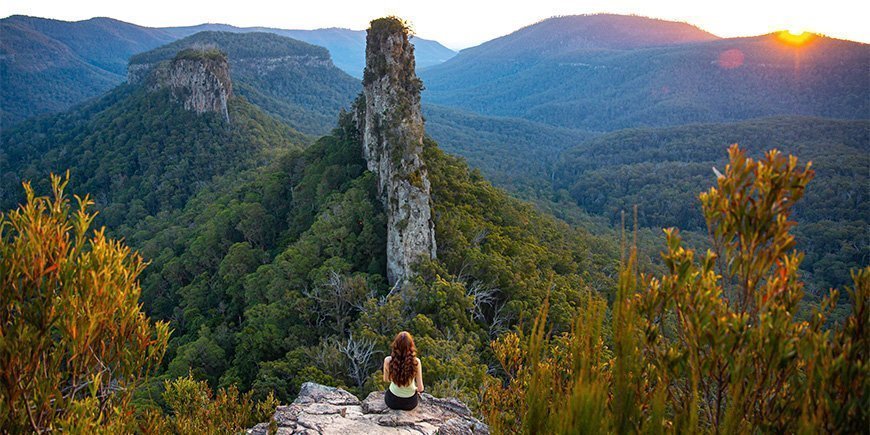 Frauen bewundern den Sonnenuntergang in den Blue Mountains, Australien