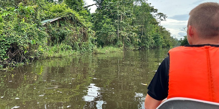Mikkel blickt aufmerksam in den Regenwald