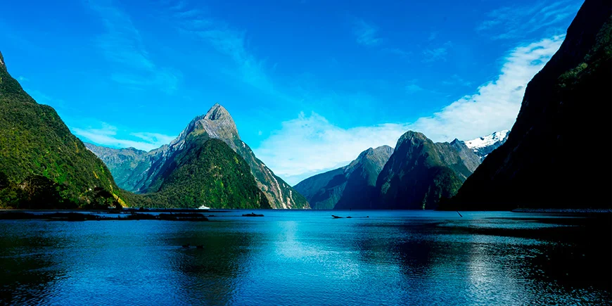 Klares Wetter mit blauem Himmel am Milford Sound in Neuseeland