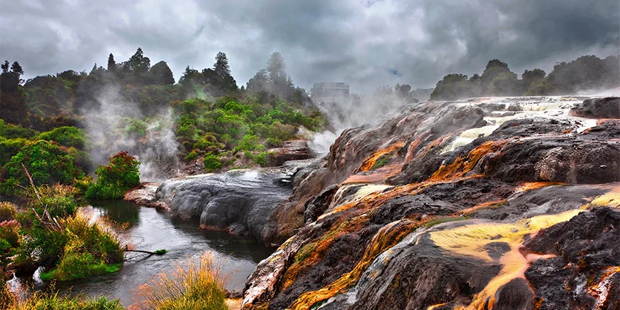 Te Puia, ein lebendiges Zentrum für Maori-Kultur und Geothermie.