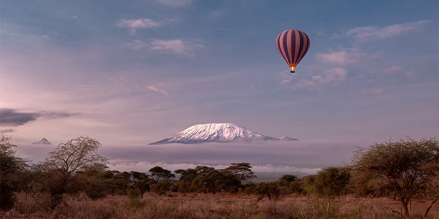 Auf Safari im Heißluftballon über Amboseli in Kenia mit Blick auf den Kilimandscharo