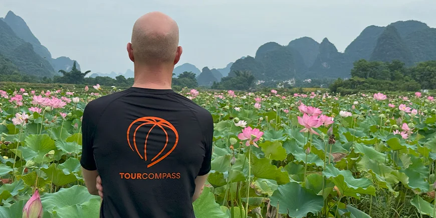 Claus ser ut over åkrene i Yangshuo, Kina