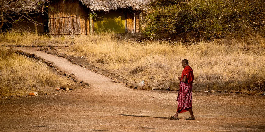 Massai in einem Dorf in der Nähe der Masai Mara