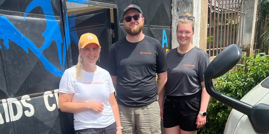 Pernille und zwei Kollegen am Eingang zum Moshi Kids Center