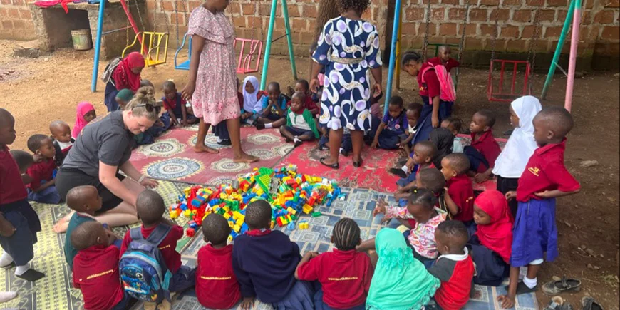 Pernille spielt mit den Kindern im Moshi Kids Center
