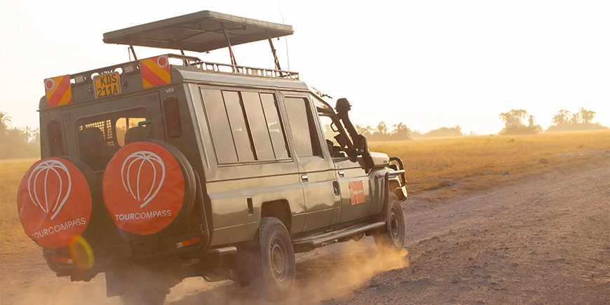 Jeep mit TourCompass-Logo in Amboseli in Kenia