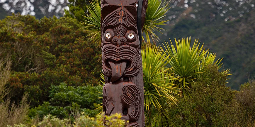 Traditioneller Pou Whenua-Holzpfahl, ein Symbol der Maori-Kultur