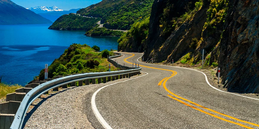 Kurvige Straße in Neuseeland