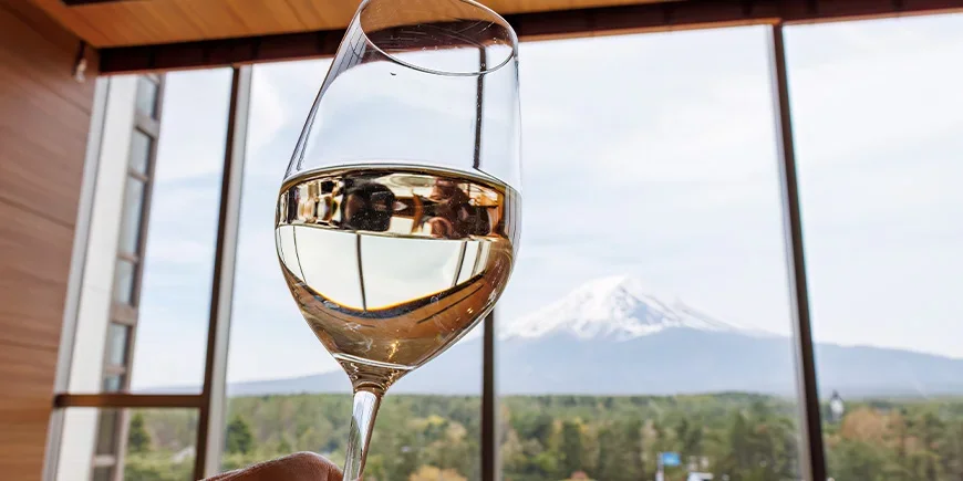 Ein Glas Wein mit Blick auf den Fuji