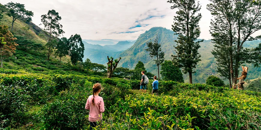 Vater mit zwei Kindern in Ella in Sri Lanka