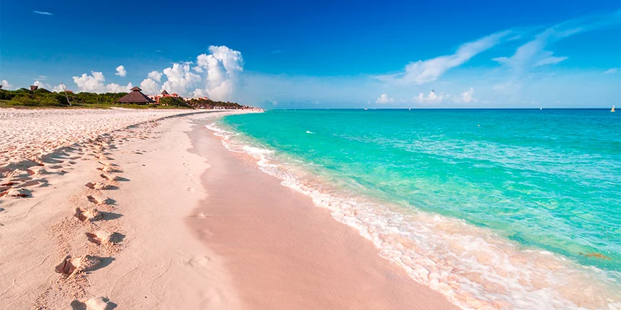 Fußspuren im Sand am Playa del Carmen