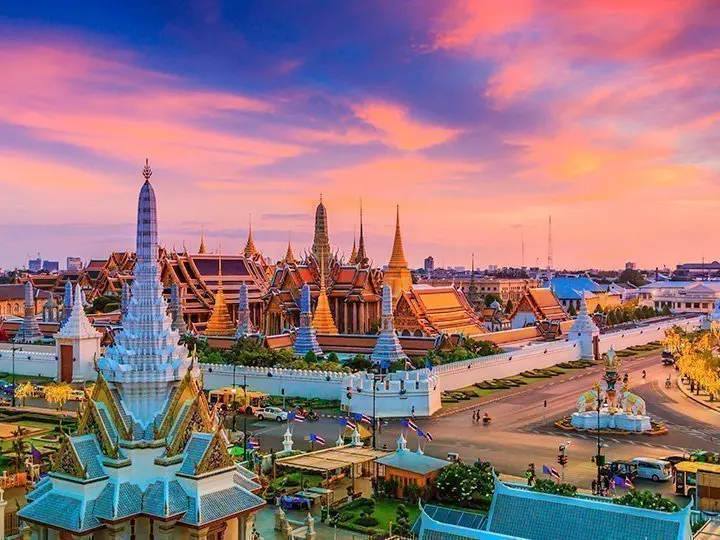 Grand Palace bei Sonnenuntergang in Bangkok