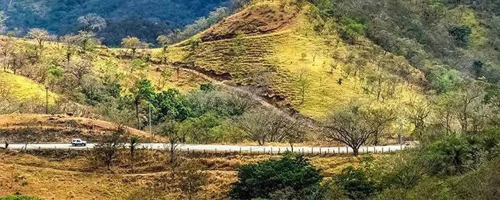 Herrliche Aussicht auf den Vulkan Arenal bei blauem Himmel in Costa Rica