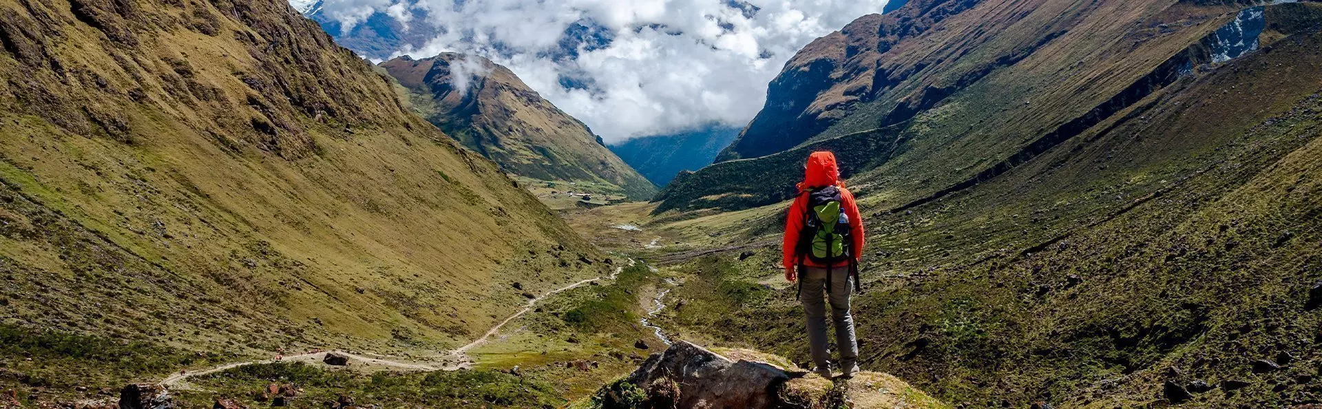 Mann auf dem Salkantay-Trek in Peru