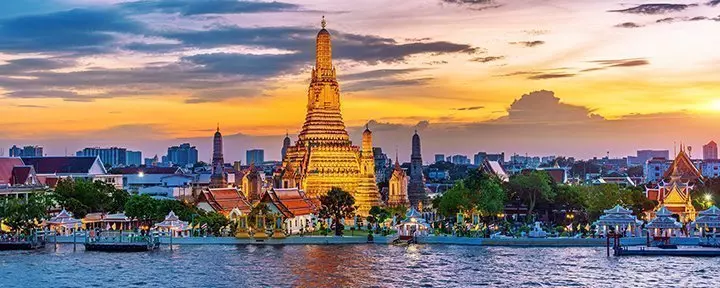 Wat Arun Tempel bei Sonnenuntergang in Bangkok, Thailand