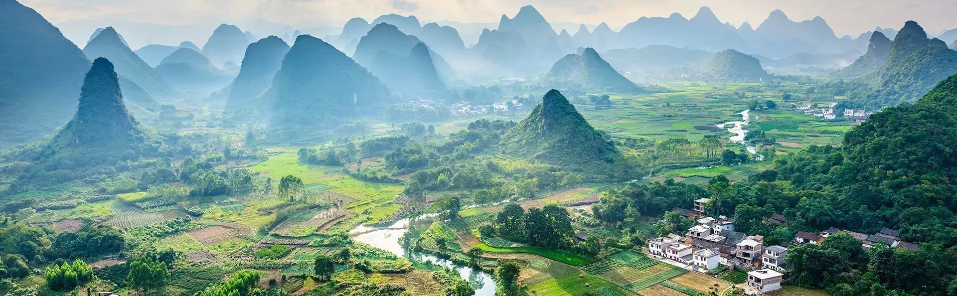 Wunderschöne Natur von Yangshou aus der Vogelperspektive