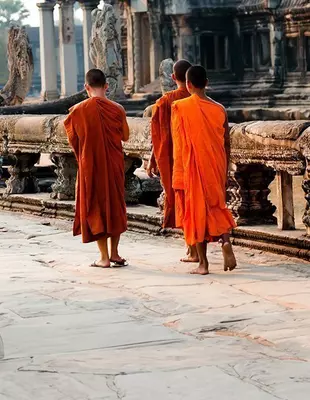 3 Mönche auf dem Weg in der Nähe von Angkor Wat