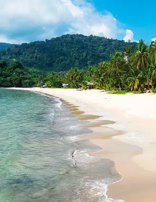 Sonniger Tag am Strand von Tioman Island in Malaysia
