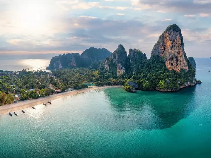 Panoramablick auf den Strand von Railay in Krabi, Thailand
