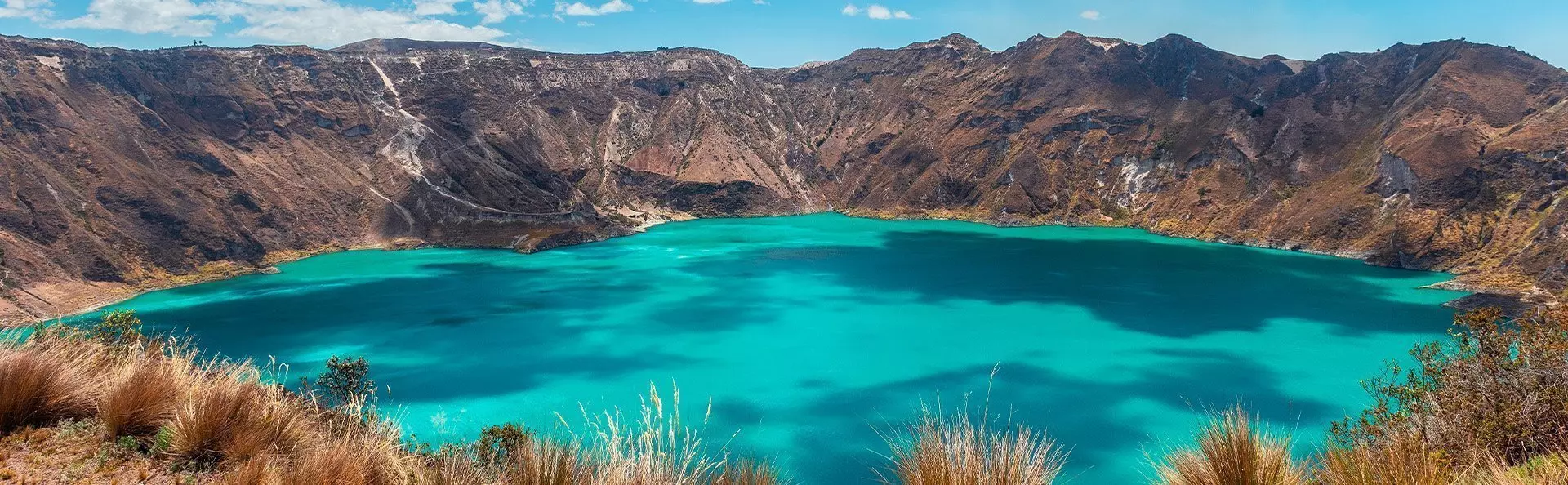 Der Kratersee Quilotoa mit seinem türkisfarbenen Wasser