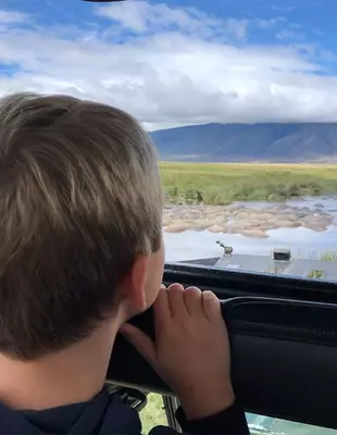 Junge bei einer Safari in Tansania