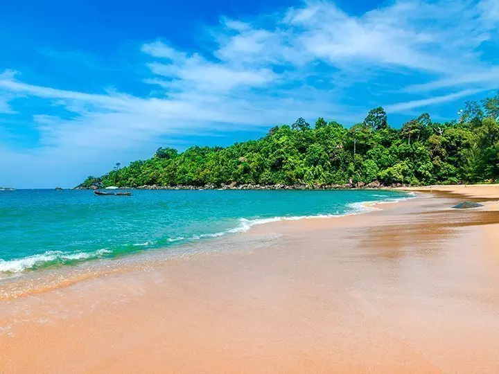 Wunderschöner Sandstrand mit azurblauem Wasser in der Nähe von Khao Lak.