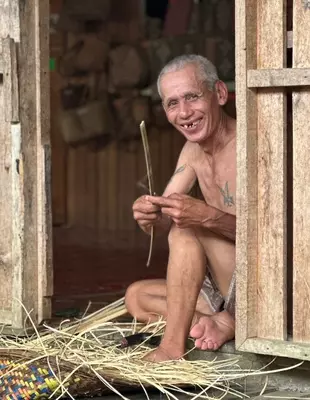 Lächelnder Mann aus dem Iban-Stamm in Batang Ai