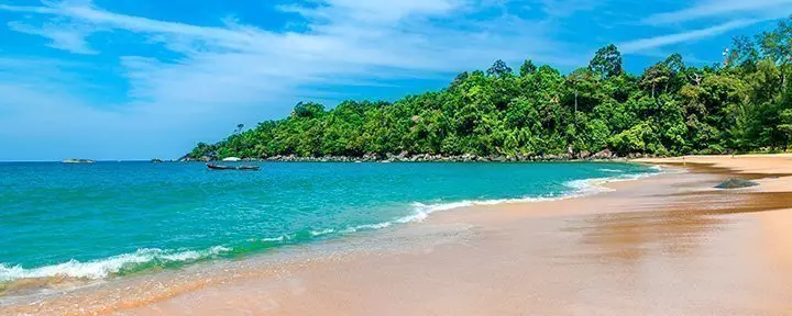 Wunderschöner Sandstrand mit azurblauem Wasser in der Nähe von Khao Lak.