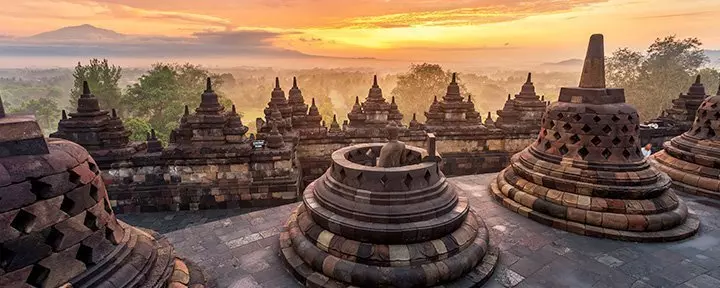 Spektakulärer und farbenfroher Sonnenuntergang vom Tempel Borobudur aus, Java