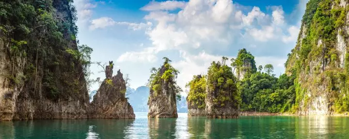 Kalkstein im Cheow Lan See im Khao Sok National Park